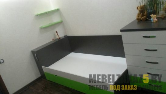 Современная односпальная кровать в детскую комнату с выдвижным ящиком