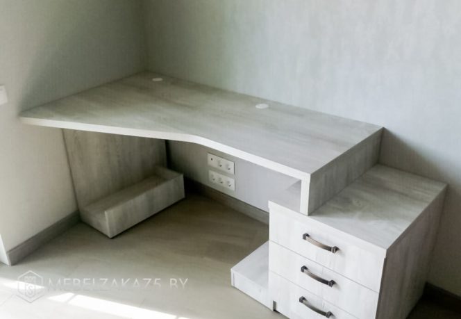 Письменный стол с выдвижными ящиками