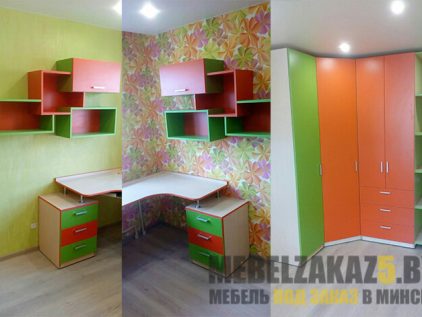 Набор мебели для детской комнаты салатово-оранжевого цвета