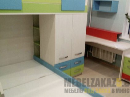 Детская двухэтажная кровать с открытыми полками в шкафу