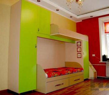 Ярко-салатовая двухъярусная кровать с распашным шкафом в детскую