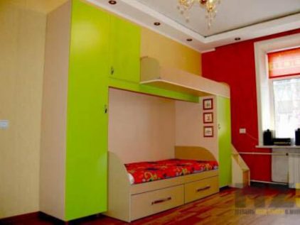 Ярко-салатовая двухъярусная кровать с распашным шкафом в детскую
