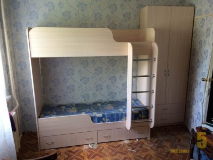 Бежевая двухъярусная кровать в детскую с распашным шкафом