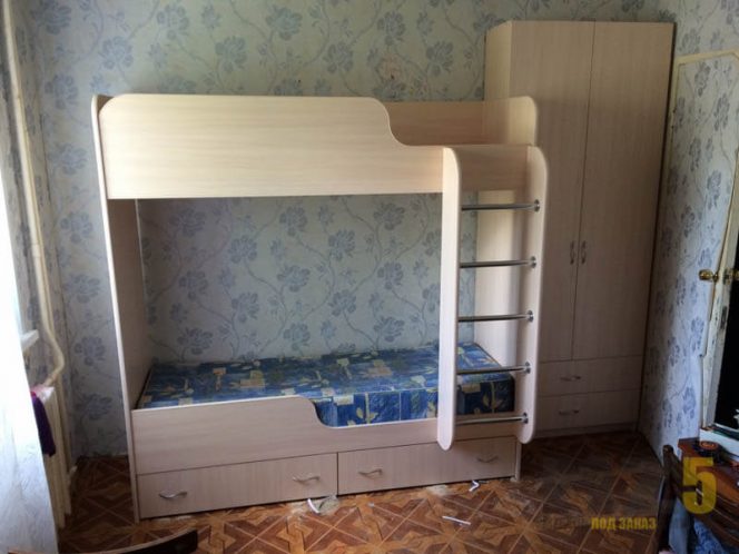 Бежевая двухъярусная кровать в детскую с распашным шкафом