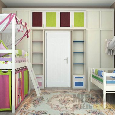 Яркая кровать-чердак в комнату трехлетнего ребенка с игровой зоной и большой стенкой