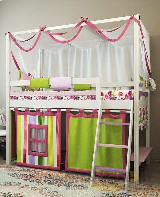 Яркая кровать-чердак в комнату трехлетнего ребенка с игровой зоной