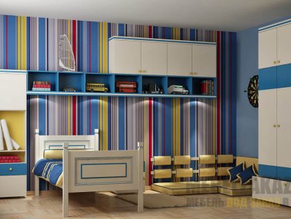 Шкаф-пенал с навесными шкафчиками и распашным шкафом в бело-синем цвете для детской комнаты