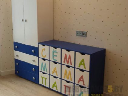 Корпусная мебель бело-синего цвета в детскую для мальчика