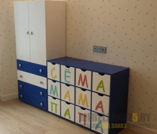 Корпусная мебель бело-синего цвета в детскую для мальчика