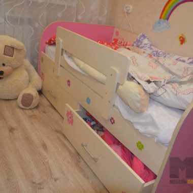 Розовая односпальная кровать в детскую с бортиком и выдвижными ящиками