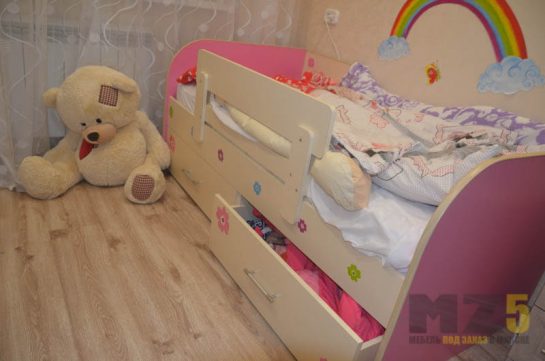 Розовая односпальная кровать в детскую с бортиком и выдвижными ящиками
