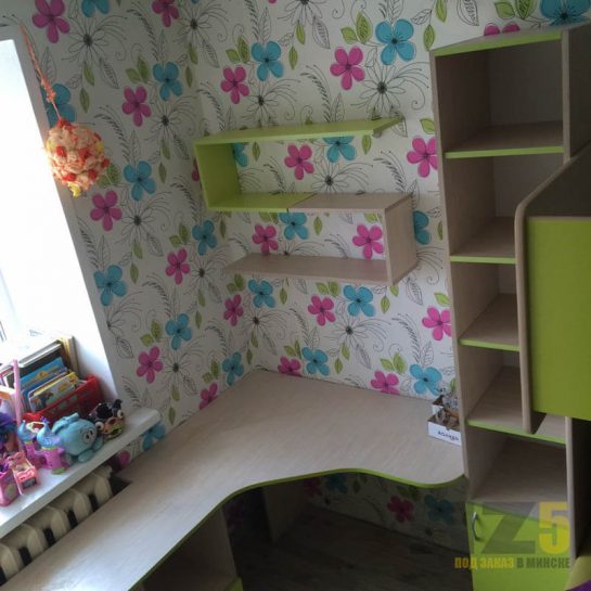 Рабочая зона в детскую комнату с навесными декоративными полками