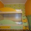 Желто-зеленая двухэтажная кровать в детскую с выдвижными ящиками в лестнице