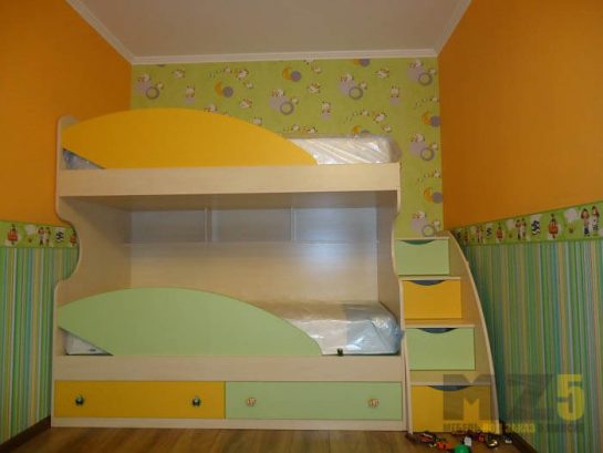 Желто-зеленая двухэтажная кровать в детскую с выдвижными ящиками в лестнице