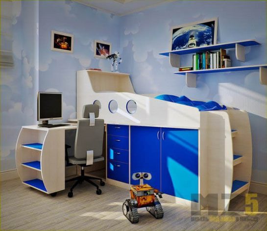 Бежево-синяя кровать-чердак с компьютерным столом и встроенным шкафчиком