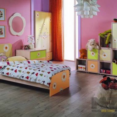 Маленькая кровать со стеллажом полузакрытого типа в комнату для детей от трех лет
