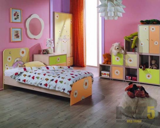 Маленькая кровать со стеллажом полузакрытого типа в комнату для детей от трех лет