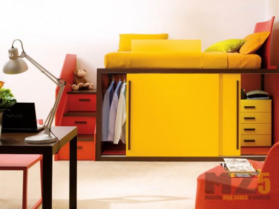 Кровать-чердак со встроенным шкафом купе ярко-желтого цвета