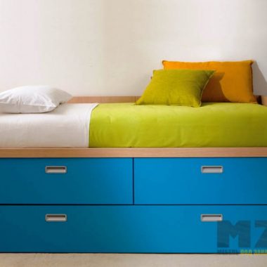 Выдвижная кровать в детскую ярко-синего цвета