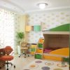 Двухъярусная кровать желто-зеленого цвета для детской комнаты