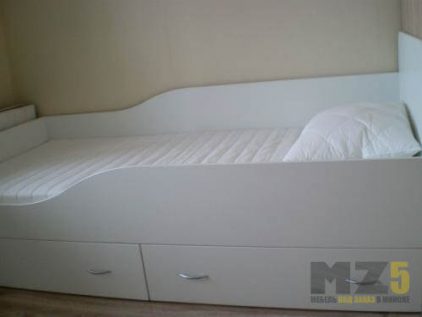 Современная белая односпальная кровать с бортиком в детскую