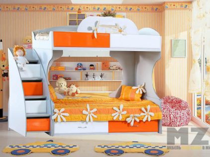 Двухуровневая кровать бело-оранжевого цвета в детскую комнату