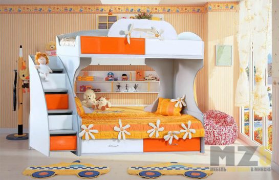 Двухуровневая кровать бело-оранжевого цвета в детскую комнату