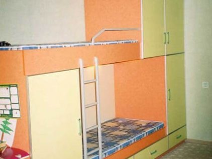 Двухъярусная кровать для детской со встроенными шкафчиками