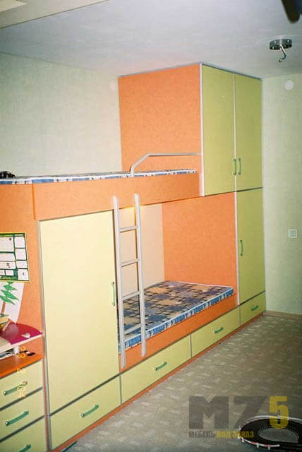 Двухъярусная кровать для детской со встроенными шкафчиками