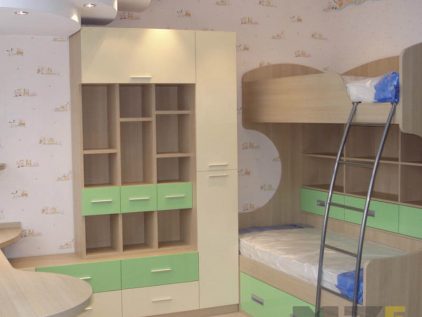Двухъярусная кровать в детскую комнату со стеллажом полузакрытого типа