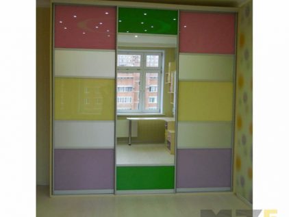 Яркий комбинированный шкаф-купе с зеркалом в детскую