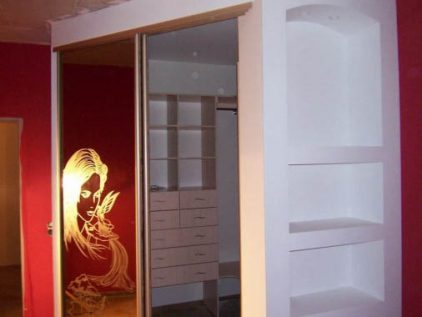 Современная гардеробная с зеркальными раздвижными дверями и пескоструйным рисунком