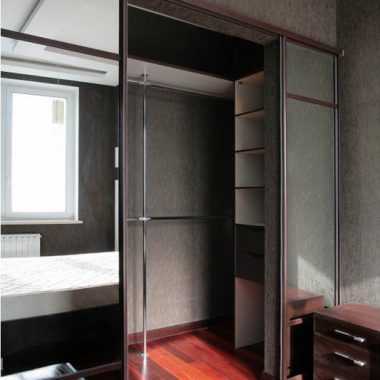 Встроенная гардеробная с зеркальными раздвижными дверями
