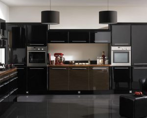 Угловая кухня с глянцевыми фасадами черного цвета