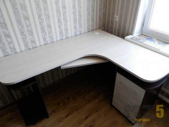 Угловой компьютерный стол с белой столешницей