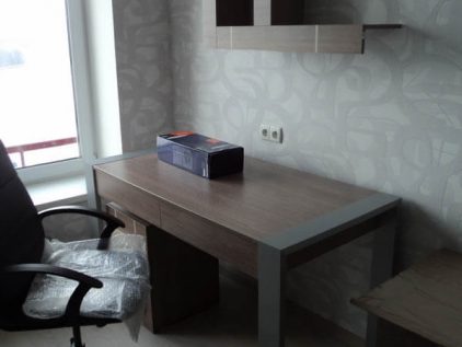 Компьютерный стол серого цвета в стиле минимализм с оригинальной навесной полкой