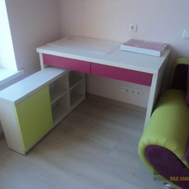Маленький белый компьютерный стол с розовыми выдвижными ящиками и салатовой приставной тумбой