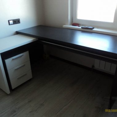 Черно-белый компьютерный стол в стиле минимализм