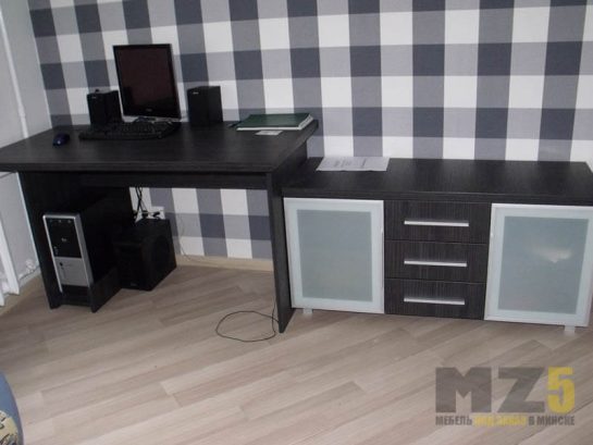 Черный компьютерный стол в стиле минимализм с большой тумбой
