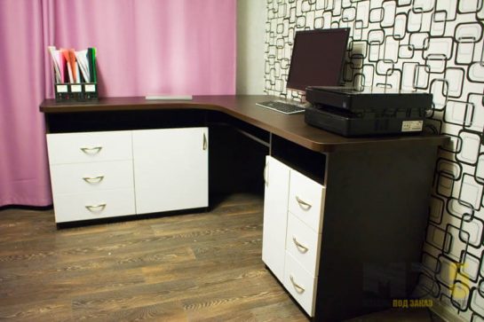 Классический угловой компьютерный стол из МДФ в бело-коричневом цвете