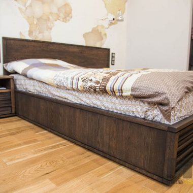 Двуспальная кровать из массива дуба с тумбочкой