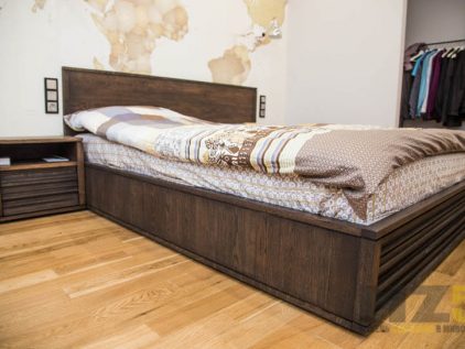 Двуспальная кровать из массива дуба с тумбочкой
