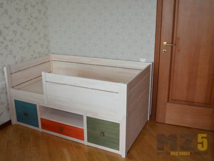 Маленькая современная кровать для ребенка трехлетнего возраста