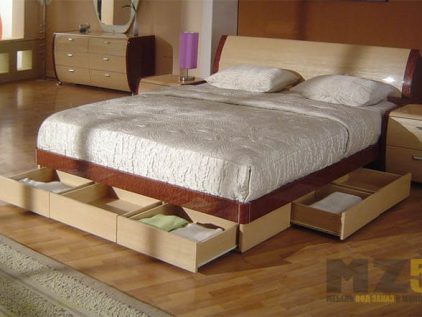 Двуспальная кровать из МДФ бежево-коричневого цвета