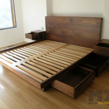 Минималистичная двуспальная кровать из массива дерева с выдвижными ящиками