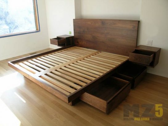 Минималистичная двуспальная кровать из массива дерева с выдвижными ящиками