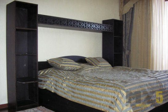 Классическая черная двуспальная кровать с небольшой стенкой открытого типа