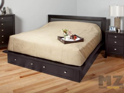 Двуспальная кровать черного цвета с выдвижными ящиками