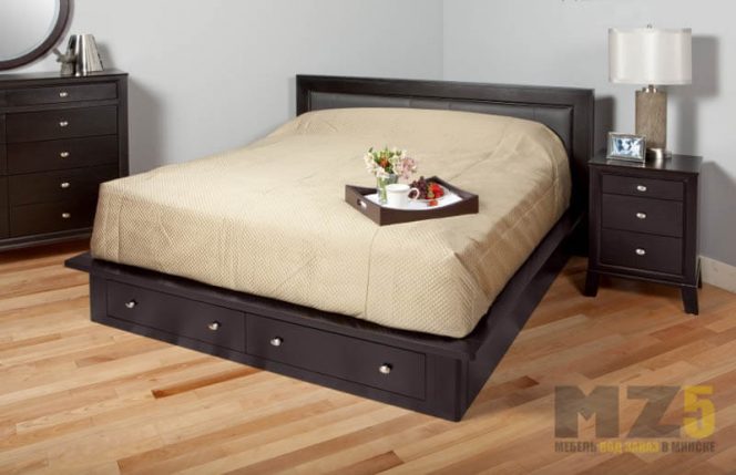 Двуспальная кровать черного цвета с выдвижными ящиками