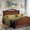Классическая деревянная кровать в спальню
